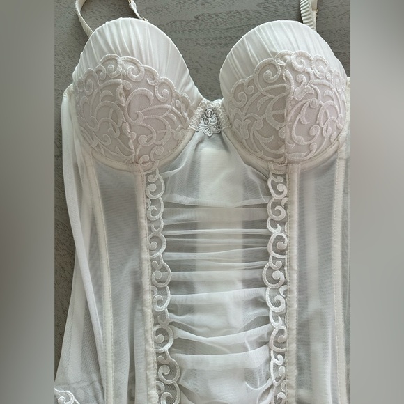 Victoria’s Secret Lace Corset with Push Up Bra, Crystal accent and rouging - Picture 2 of 12